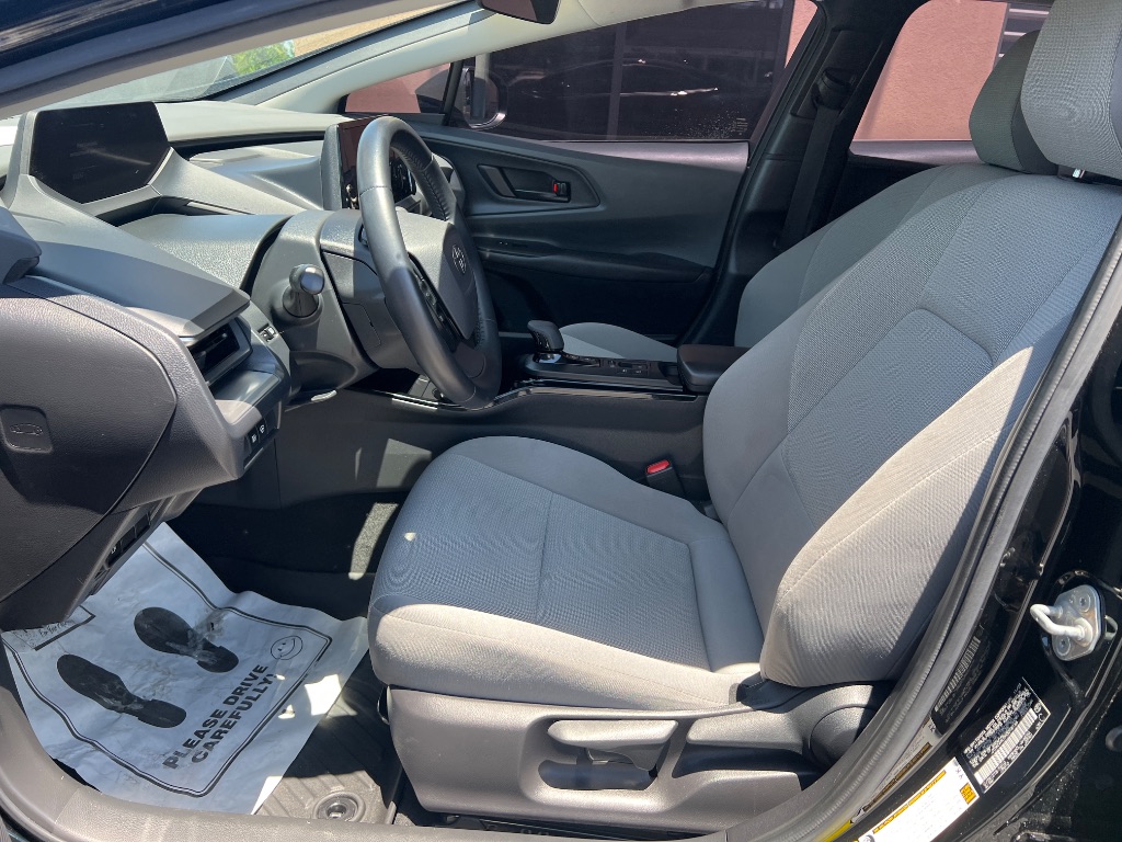 2024 Toyota Prius LE - Photo 13