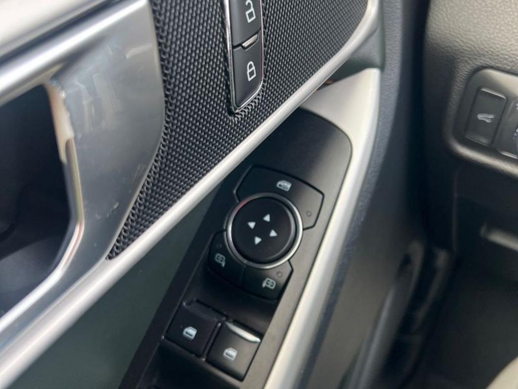 Ford Explorer photo 2