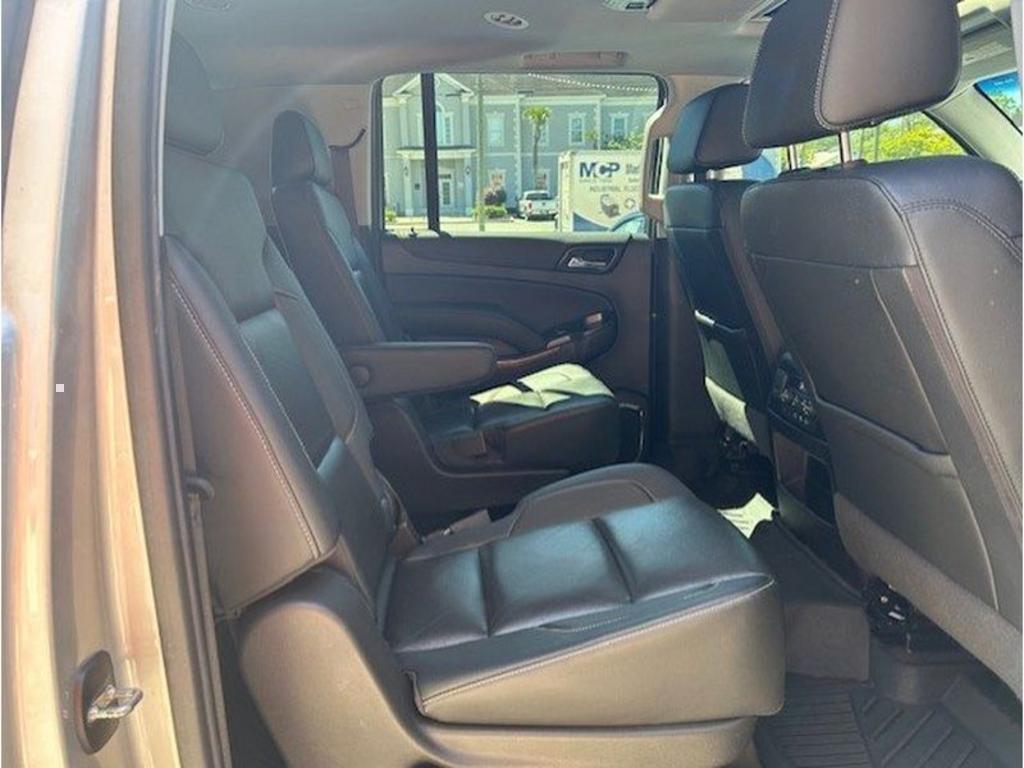 Chevrolet Suburban photo 19