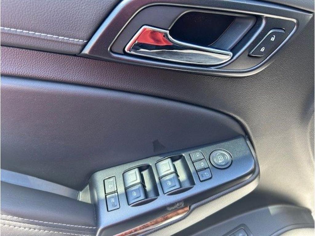 Chevrolet Suburban photo 2
