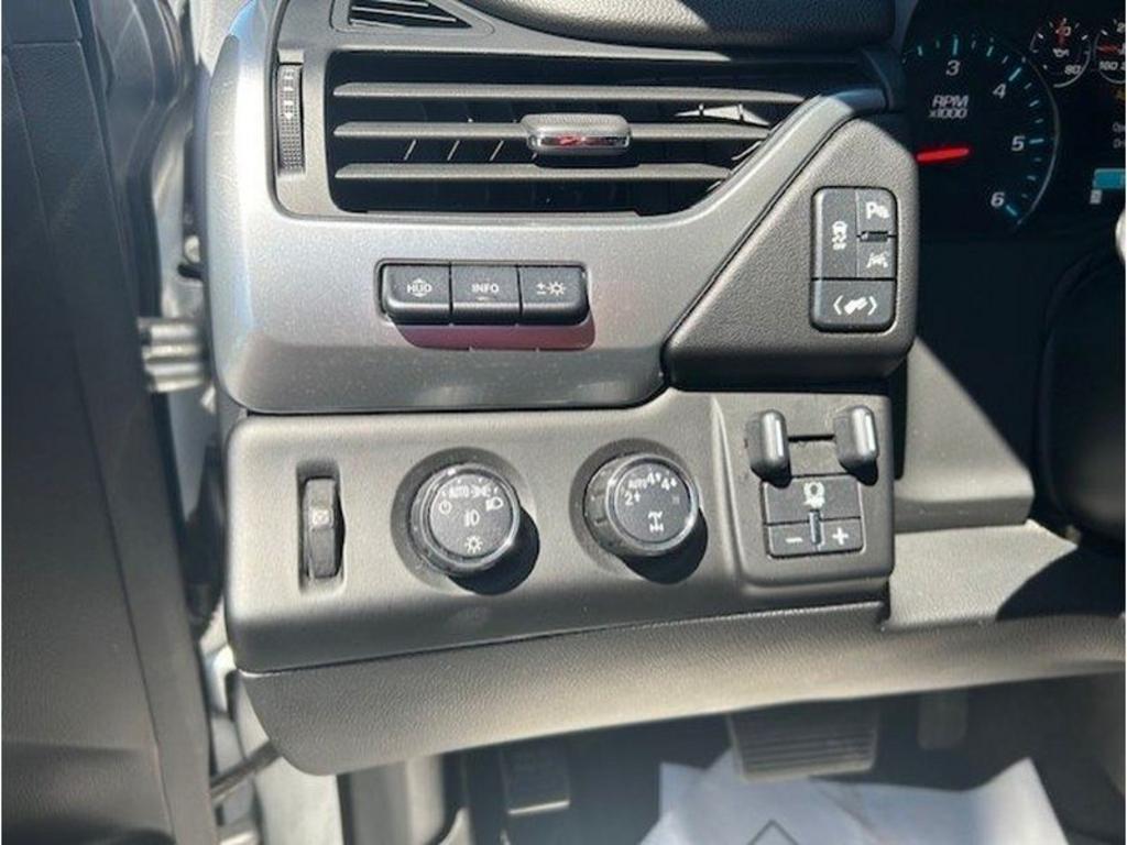 Chevrolet Suburban photo 3