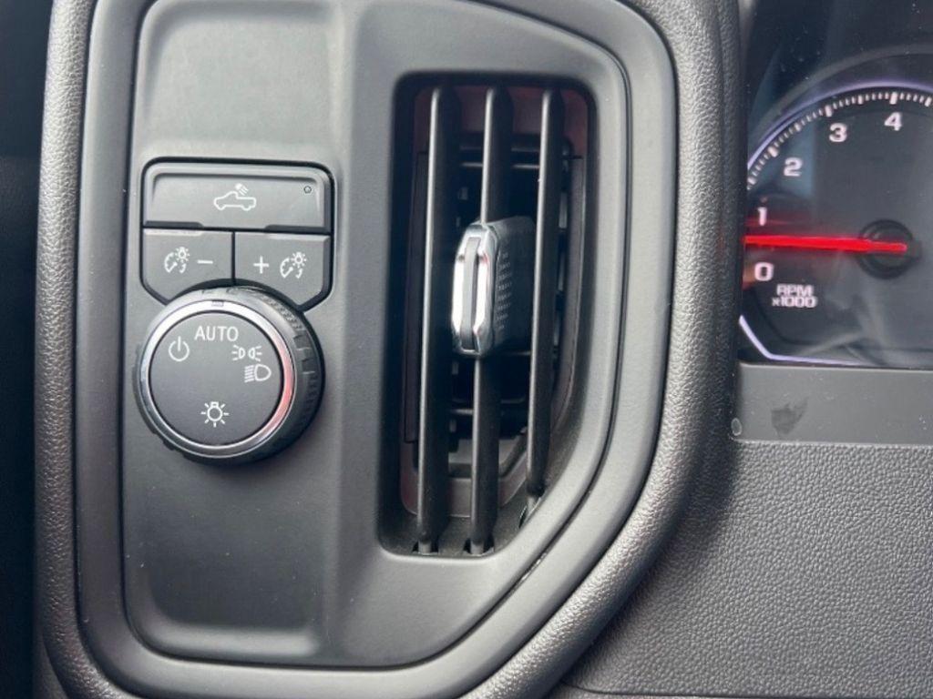 Chevrolet Silverado photo 3