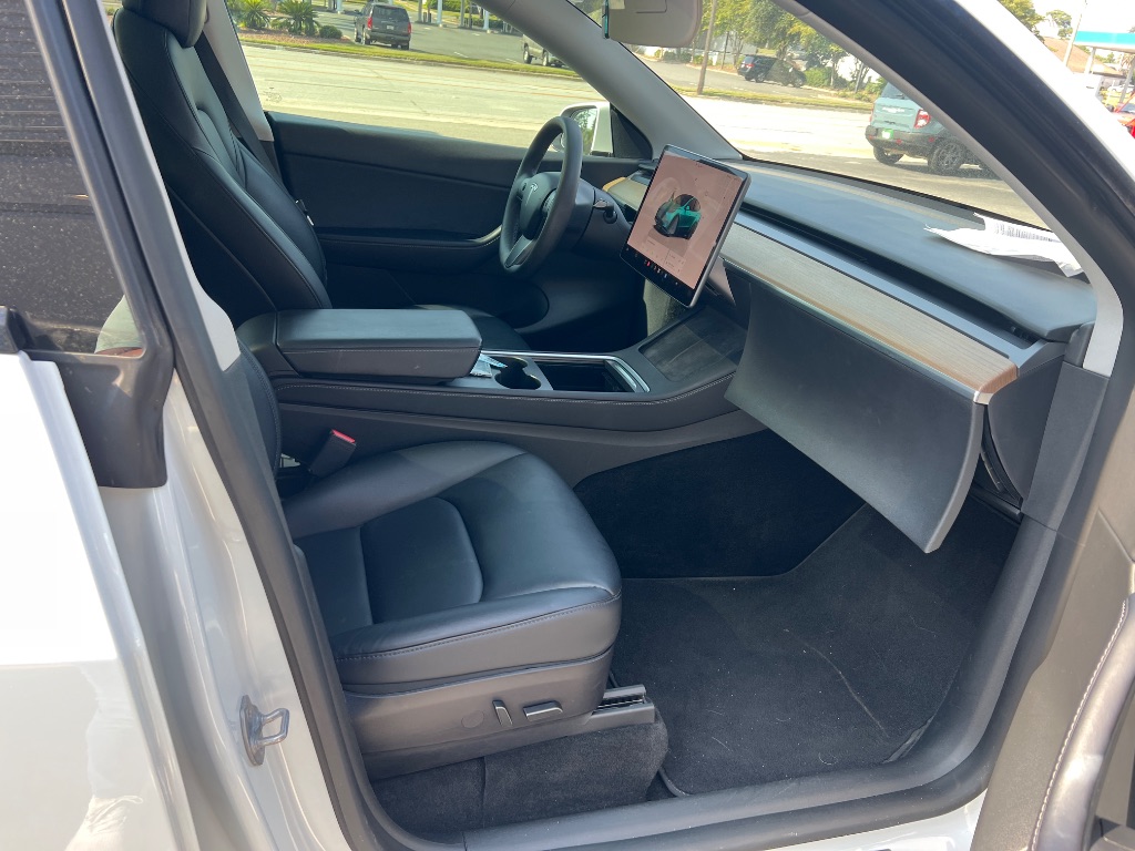 Tesla Model Y photo 14