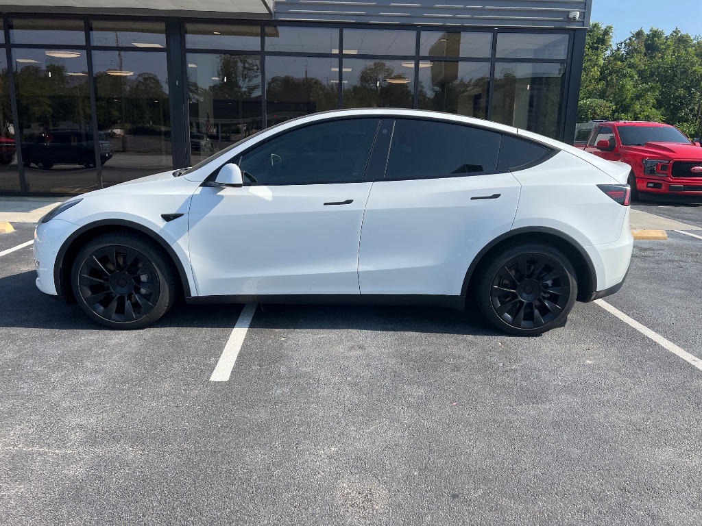 Tesla Model Y photo 8