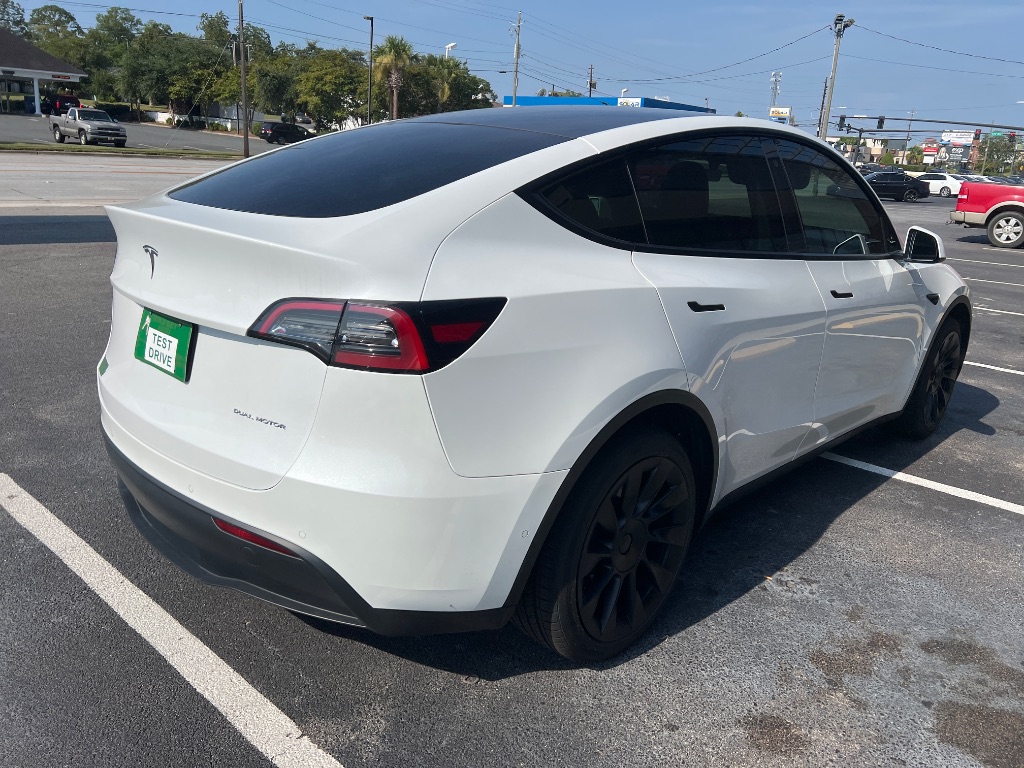 Tesla Model Y photo 10