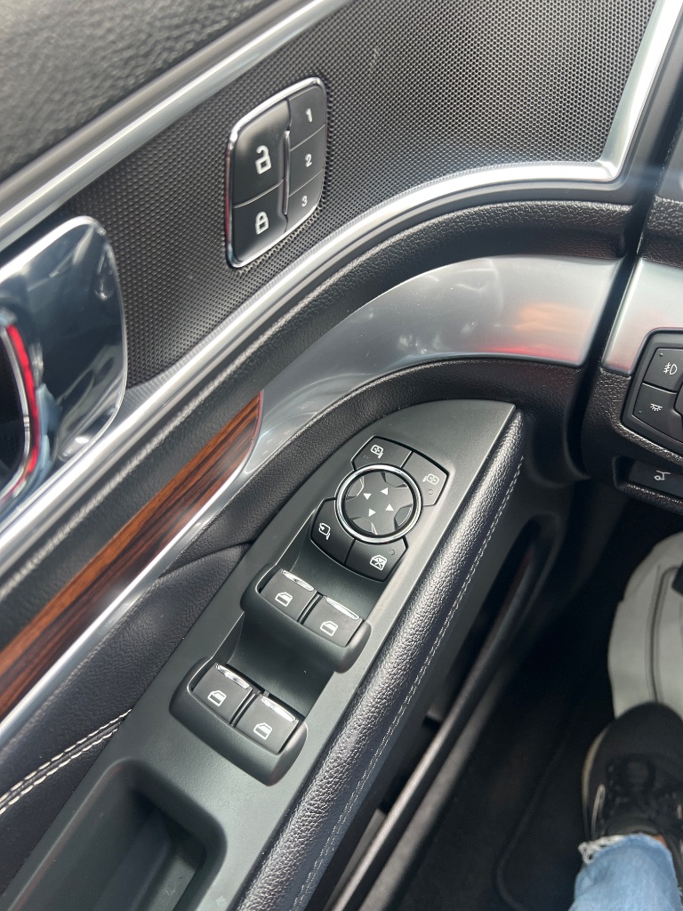 Ford Explorer photo 2