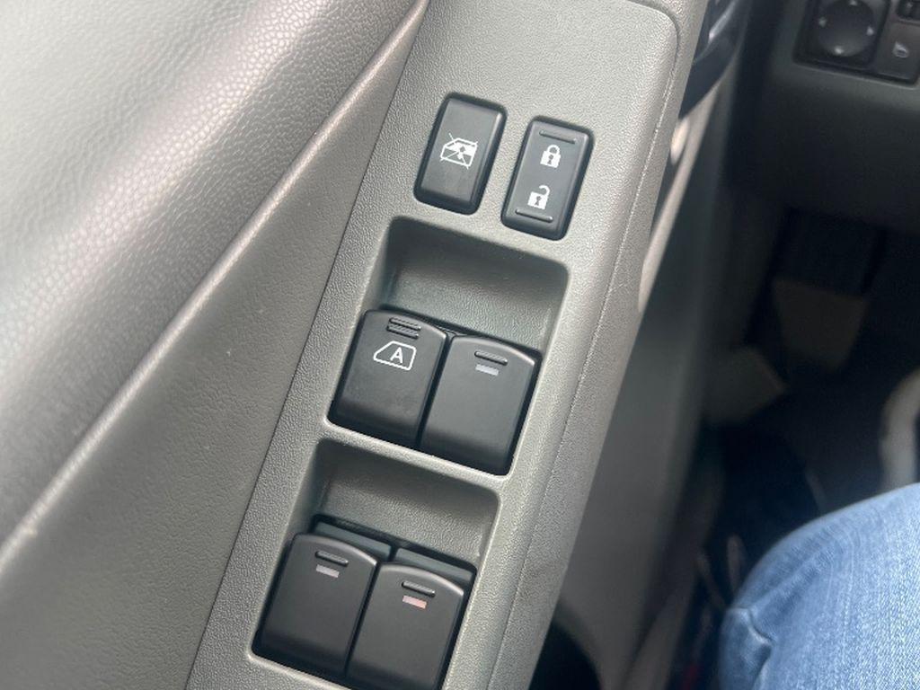 Nissan Frontier photo 2