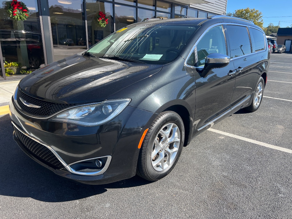2019 Chrysler Pacifica Limited's photo