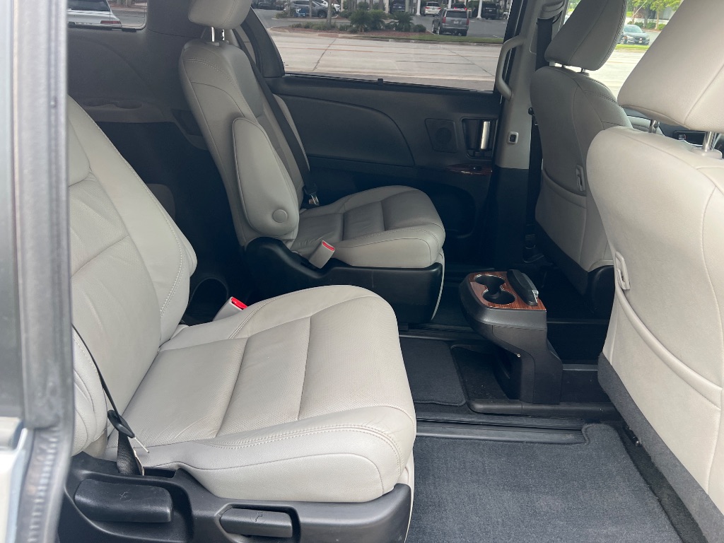 Toyota Sienna photo 18