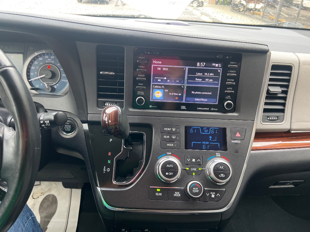 Toyota Sienna photo 7