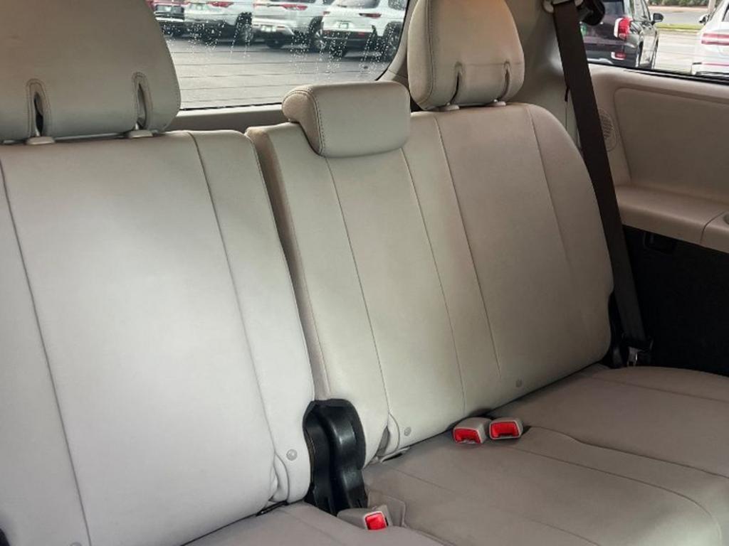 Toyota Sienna photo 19