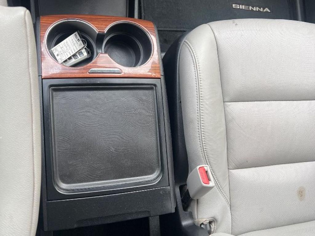 Toyota Sienna photo 8