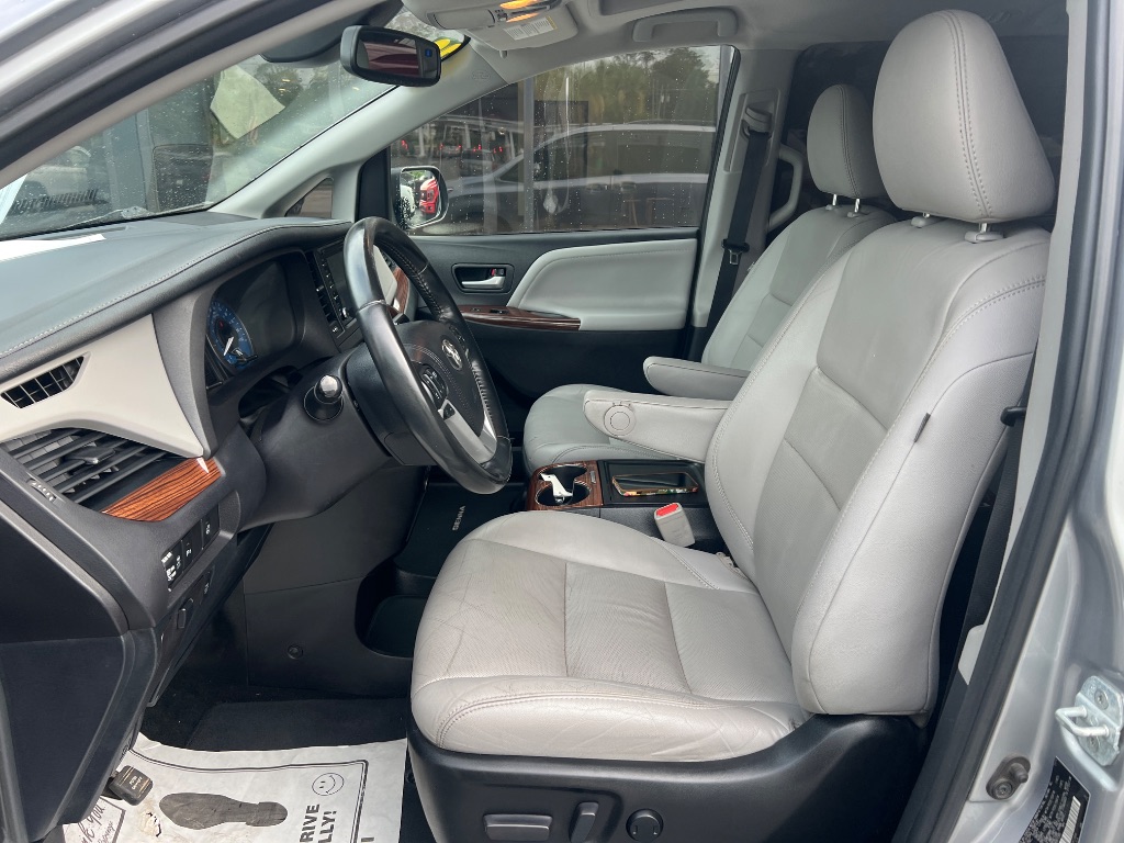 Toyota Sienna photo 15