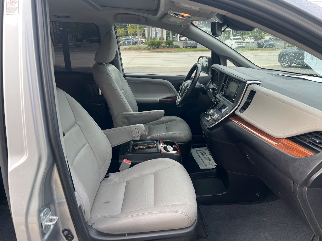 Toyota Sienna photo 17