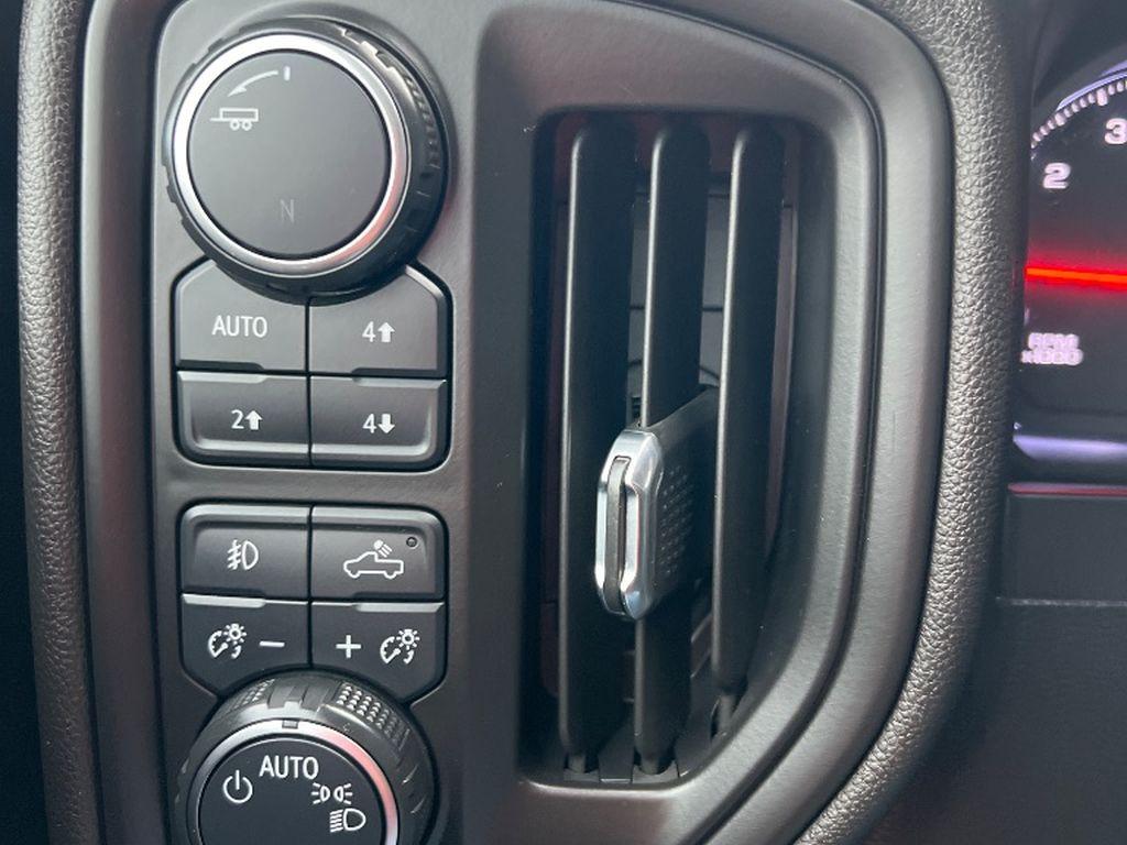 Chevrolet Silverado photo 3